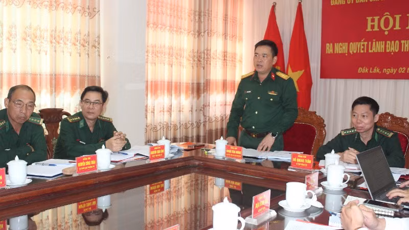 Đại tá Đinh Văn Hưng, Tỉnh ủy viên, Phó Bí thư Thường trực Đảng ủy, Chính ủy Bộ Chỉ huy Quân sự tỉnh Đắk Lắk phát biểu chỉ đạo hội nghị.