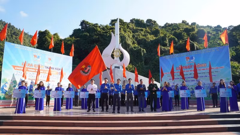 Nghi thức phất cờ ra quân "Tháng Thanh niên" năm 2026.