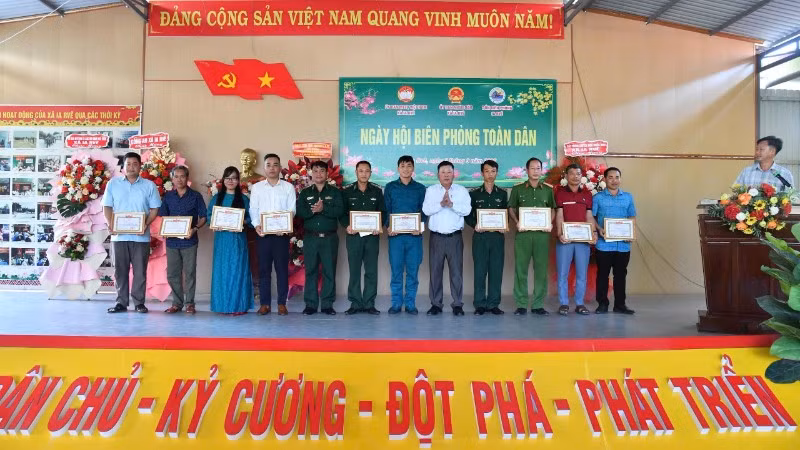 Ban Chỉ huy Bộ đội Biên phòng tỉnh Đắk Lắk và Ủy ban nhân dân xã Ia Rvê trao Giấy khen cho các cá nhân có thành tích trong thực hiện phong trào "Toàn dân tham gia bảo vệ chủ quyền lãnh thổ, an ninh biên giới quốc gia trong tình hình mới". 