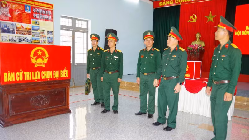 Đoàn công tác kiểm tra công tác chuẩn bị bầu cử tại Tiểu đoàn 303, Trung đoàn 584.
