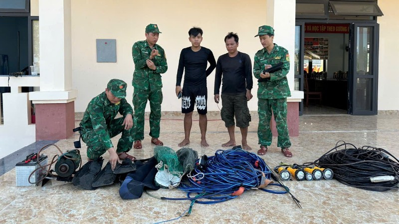 Đồn Biên phòng Hòa Hiệp Nam lập biên bản vi phạm hành chính và tịch thu tang vật vi phạm.