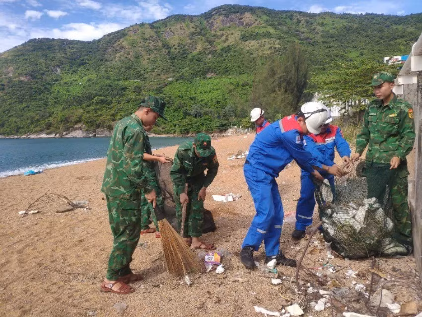 Đoàn viên, thanh niên Công ty cổ phần xăng dầu khí Phú Yên cùng với Bộ đội Biên phòng tham gia chương trình “Hãy làm sạch biển”.