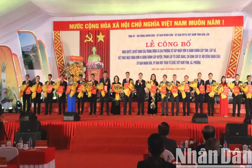Lãnh đạo Tỉnh ủy Đắk Lắk trao quyết định chỉ định Bí thư các xã, phường trong tỉnh. img-0748-5867.jpg