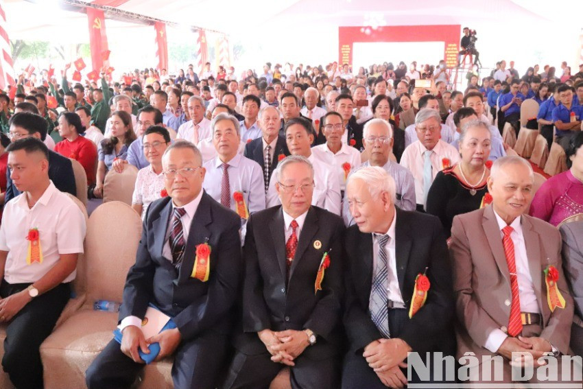 Đông đảo cán bộ hưu trí cùng nhân dân hai tỉnh Đắk Lắk và Phú Yên dự lễ công bố. img-0683-9479.jpg