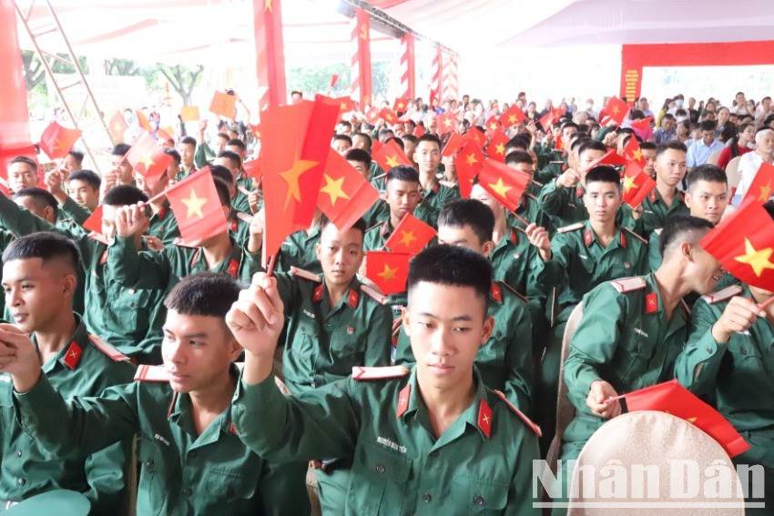 Các chiến sĩ Bộ Chỉ huy Quân sự tỉnh Đắk Lắk dự buổi lễ. img-0686-1621.jpg