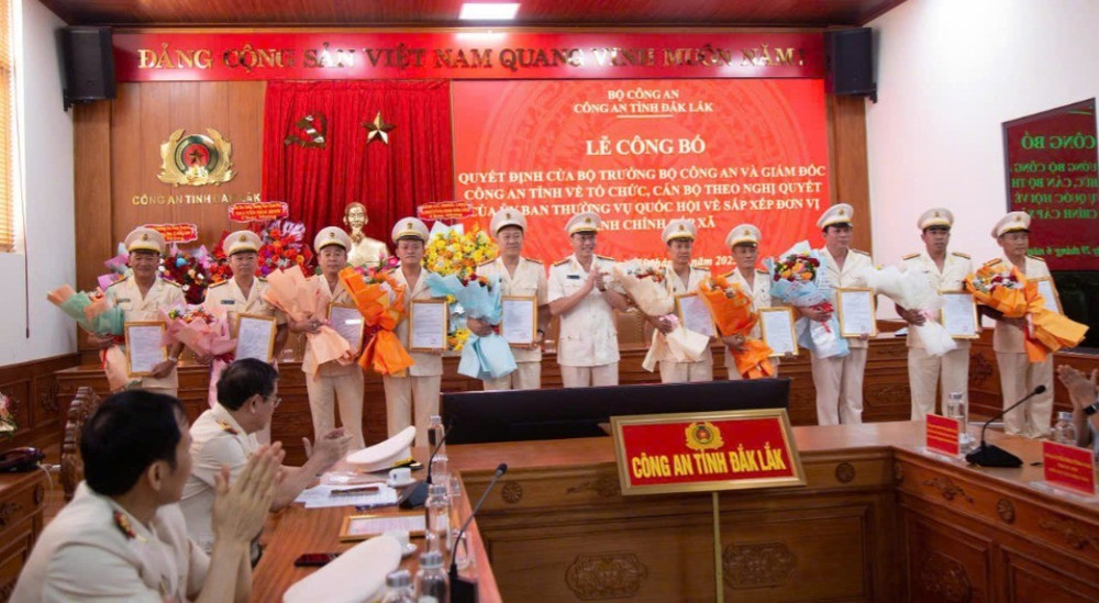 Trao quyết định của Bộ trưởng Công an cho 29 đồng chí Trưởng phòng. img-0187-9607.jpg