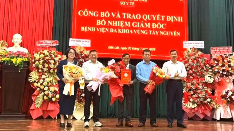 Lãnh đạo Sở Y tế tỉnh Đắk Lắk trao quyết định của Giám đốc Sở Y tế bổ nhiệm bác sĩ Trịnh Hồng Nhựt giữ chức Giám đốc Bệnh viện đa khoa vùng Tây Nguyên.