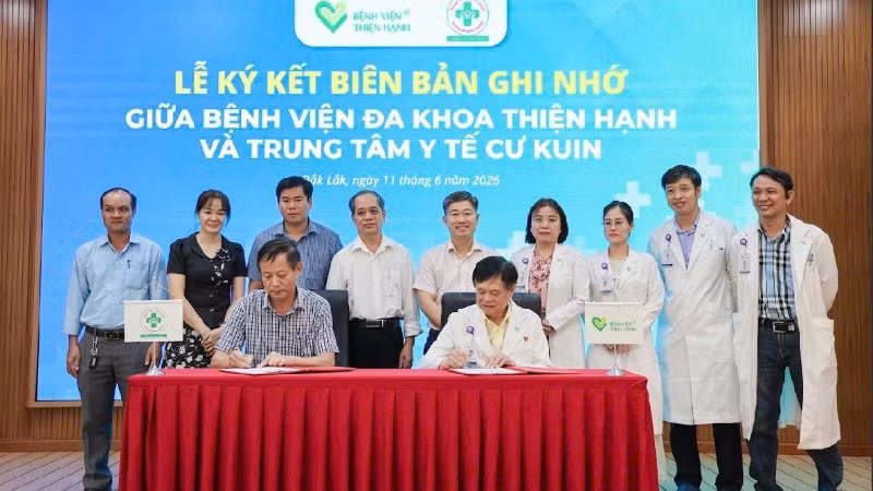 Đại diện Ban lãnh đạo Bệnh viện đa khoa Thiện Hạnh và Trung tâm Y tế Cư Kuin ký kết biên bản ghi nhớ hợp tác chăm sóc sức khỏe cho người dân .