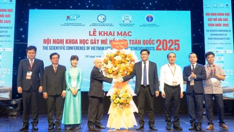 Lãnh đạo Ủy ban nhân dân thành phố Huế tặng hoa chúc mừng hội nghị.