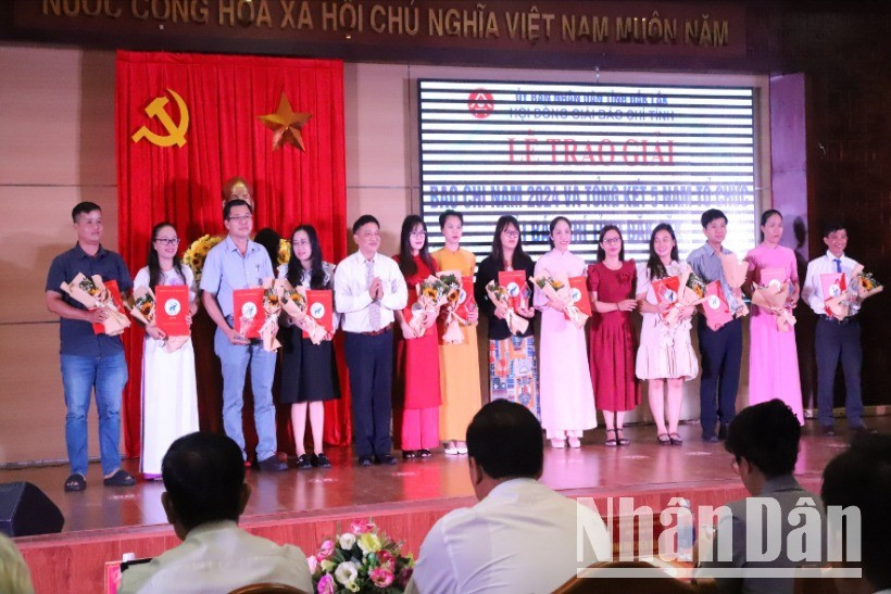 Hội đồng Giải Báo chí tỉnh Đắk Lắk trao Giải C cho các tác giả đạt giải. img-9913-5131.jpg