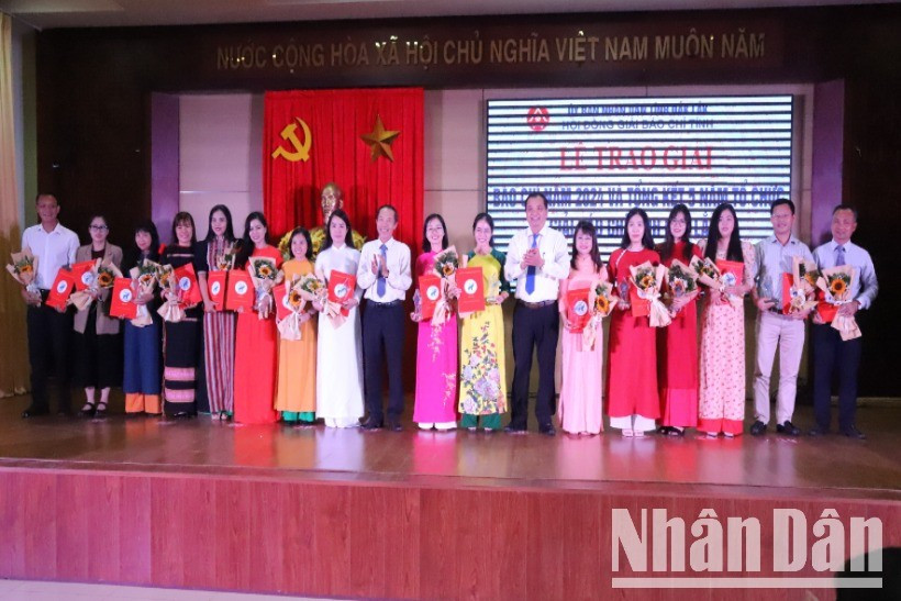 Hội đồng Giải Báo chí tỉnh Đắk Lắk trao Giải C cho các tác giả đạt giải. img-9928-4361.jpg