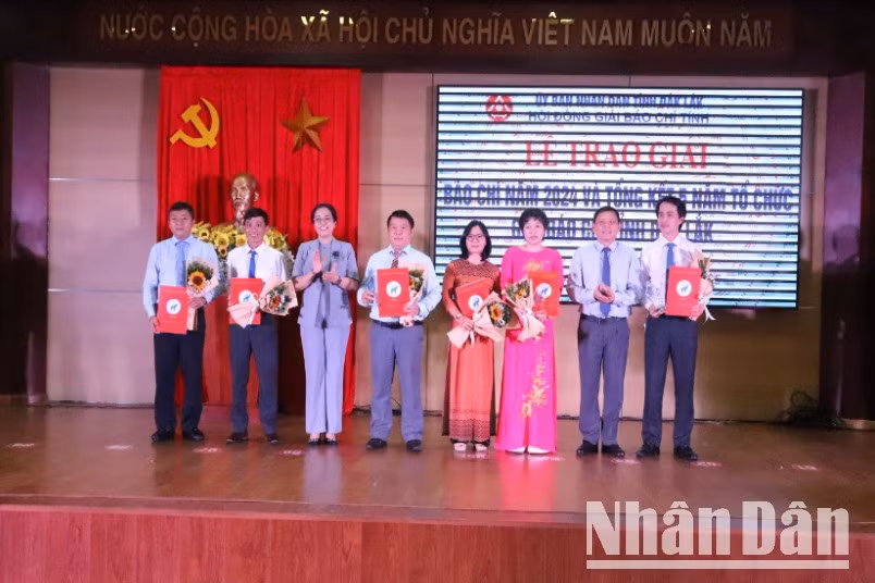 Phó Bí thư Thường trực Tỉnh ủy, Chủ tịch Hội đồng nhân dân tỉnh Đắk Lắk Huỳnh Thị Chiến Hòa và Phó Chủ tịch Thường trực Ủy ban nhân dân tỉnh, Chủ tịch Hội đồng Giải Báo chí tỉnh Đắk Lắk Nguyễn Tuấn Hà trao Giải A cho các tác giả đạt giải.