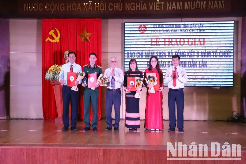 Hội đồng Giải Báo chí tỉnh Đắk Lắk trao Giải B cho các tác giả đạt giải. img-9934-725.jpg