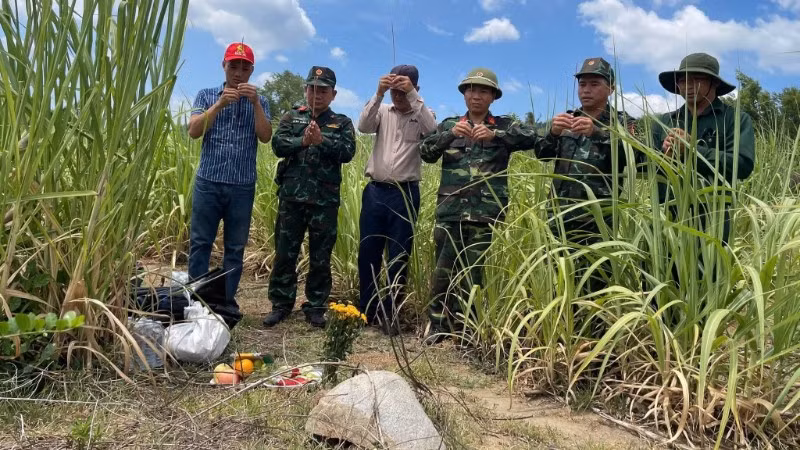 Các đơn vị làm lễ trước khi khai quật tìm kiếm hài cốt liệt sĩ. (Ảnh: Quốc Khánh)