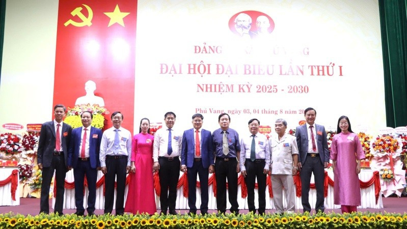 Lãnh đạo xã Phú Vang chụp ảnh lưu niệm cùng các đồng chí nguyên lãnh đạo huyện Phú Vang qua các thời kỳ. 5.jpg