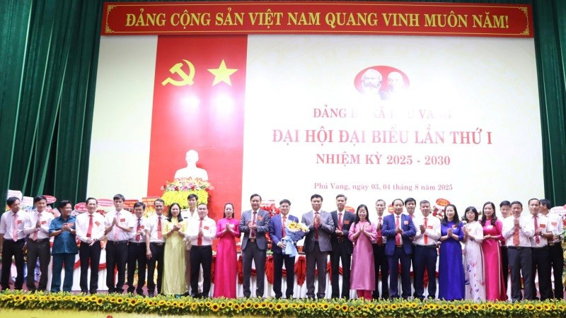 Lãnh đạo Thành ủy Huế tặng hoa Ban chấp hành khóa 1 (nhiệm kỳ 20025-2030) ra mắt và nhận nhiệm vụ tại Đại hội. 6.jpg