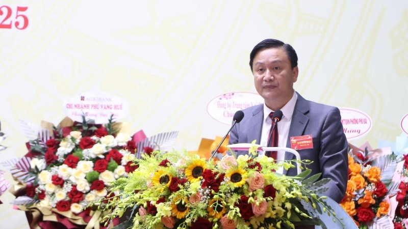 Phó Bí thư Đảng ủy, Chủ tịch Ủy ban nhân dân xã Phú Vang Lê Đức Lộc trình bày báo cáo chính trị đánh giá kết quả và phương hướng nhiệm vụ nhiệm kỳ 2025-2030. 3.jpg