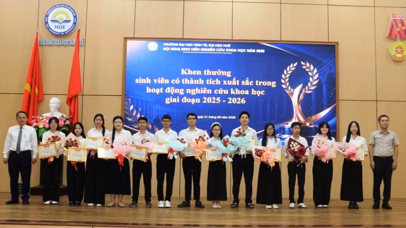Trường đại học Kinh tế, Đại học Huế vinh danh 14 sinh viên/nhóm sinh viên đạt thành tích xuất sắc trong hoạt động nghiên cứu khoa học giai đoạn 2025-2026. (Ảnh: PH.THẢO)
