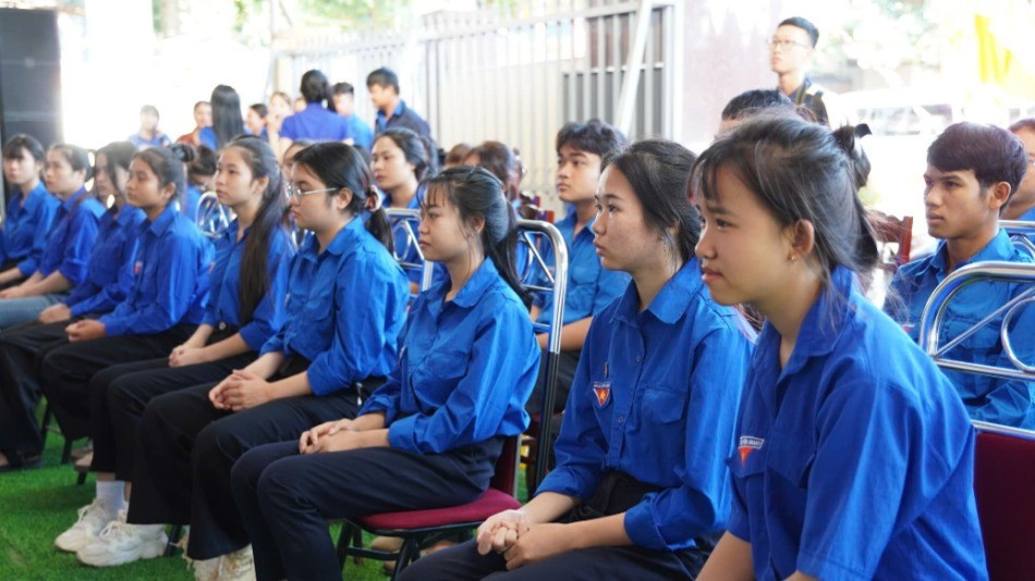 Các đoàn viên, thanh niên tham gia đội hình thanh niên tình nguyện hỗ trợ vận hành mô hình chính quyền hai cấp và cung cấp dịch vụ công trực tuyến tại cơ sở dự lễ ra quân. img-0572-1420.jpg