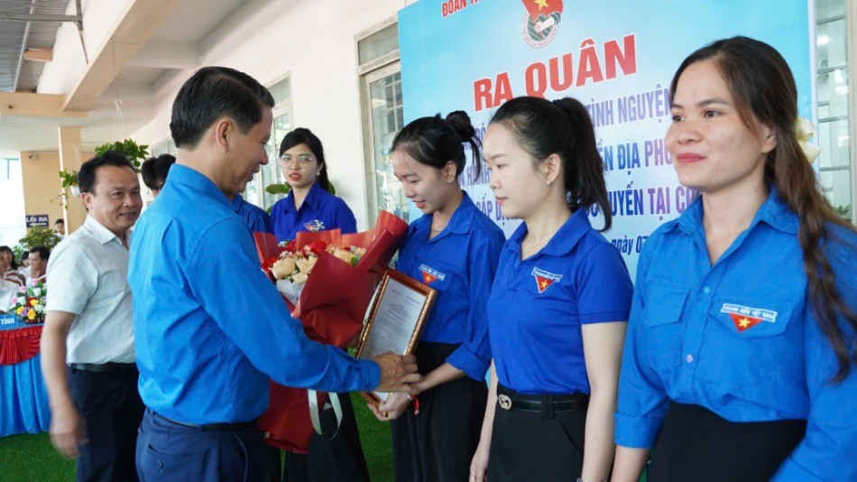 Thường trực Tỉnh đoàn Đắk Lắk đã tặng hoa và trao quyết định thành lập Đội Thanh niên tình nguyện hỗ trợ vận hành chính quyền hai cấp và cung cấp dịch vụ công trực tuyến tại cơ sở. img-0575-6416.jpg