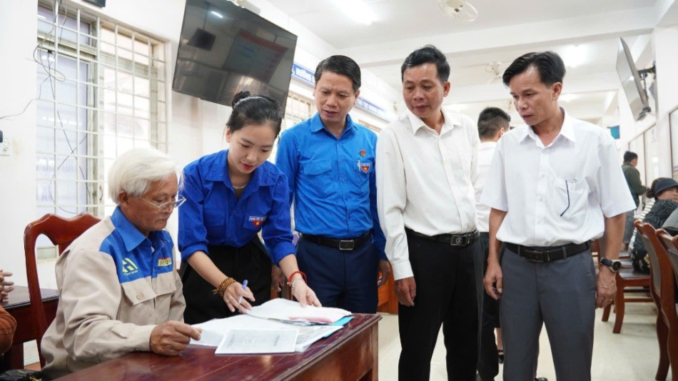 Các đoàn viên, thanh niên tình nguyện hỗ trợ, hướng dẫn người dân xã Krông Pắc làm các thủ tục hành chính. img-0570-4358.jpg