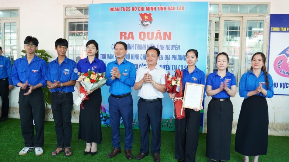 Thường trực Tỉnh đoàn Đắk Lắk và lãnh đạo Đảng ủy xã Krông Pắc tặng hoa và trao quyết định thành lập Đội Thanh niên tình nguyện hỗ trợ vận hành đơn vị hành chính xã Krông Pắc.
