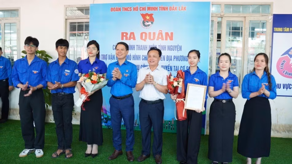 Thường trực Tỉnh đoàn Đắk Lắk và lãnh đạo Đảng ủy xã Krông Pắc tặng hoa và trao quyết định thành lập Đội Thanh niên tình nguyện hỗ trợ vận hành đơn vị hành chính xã Krông Pắc.