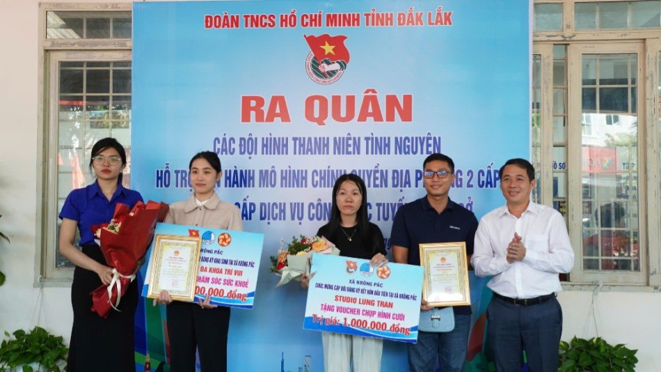 Lãnh đạo Ủy ban nhân dân xã Krông Pắc trao thư chúc mừng cho các công dân hoàn thành đăng ký các giấy tờ liên quan đến thủ tục hành chính. img-0571-6203.jpg
