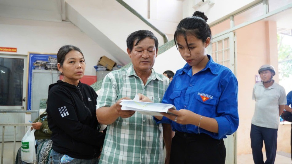 Các đoàn viên, thanh niên tình nguyện hỗ trợ, hướng dẫn người dân đến giải quyết thủ tục hành chính tại Trung tâm phục vụ hành chính công xã Krông Pắc. img-0578-5226.jpg