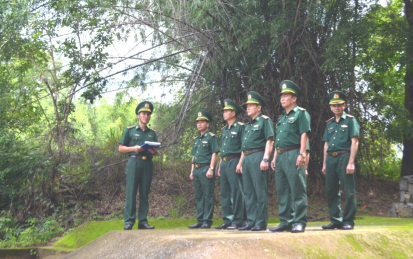 Đoàn đến thăm quan bến phà vượt sông Sêrêpốk. img-0811-1178-8289.jpg
