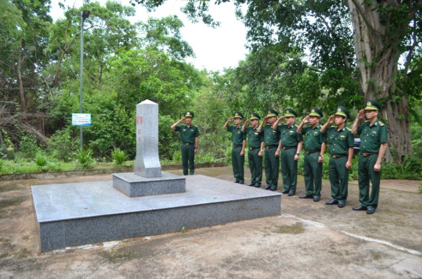Đoàn công tác thực hiện nghi thức chào cột mốc biên giới. img-0810-1281.jpg
