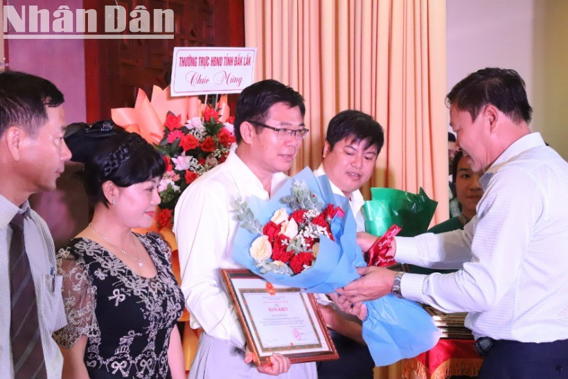Tặng Bằng khen của Ủy ban nhân dân tỉnh Đắk Lắk cho các cá nhân có thành tích xuất sắc trong hoạt động báo chí, tuyên truyền trên địa bàn trong thời gian qua. img-0453-6567.jpg