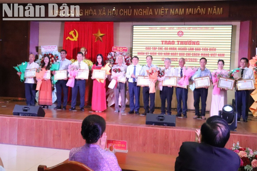 Tặng Bằng khen của Ủy ban nhân dân tỉnh Đắk Lắk cho các cá nhân. img-0448-1682.jpg