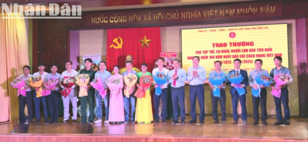 Lãnh đạo tỉnh Đắk Lắk tặng hoa chúc mừng các cơ quan báo chí nhân kỷ niệm 100 năm Ngày Báo chí Cách mạng Việt Nam. img-0305-2572-9869.jpg