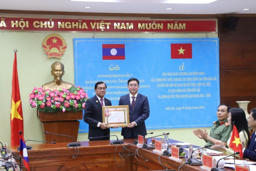 Được sự Ủy quyền của Thủ tướng Chính phủ Lào, đồng chí Leklai Sivilay trao tặng Huân chương Lao động hạng I của Chính phủ Lào cho đồng chí Nguyễn Đình Trung.