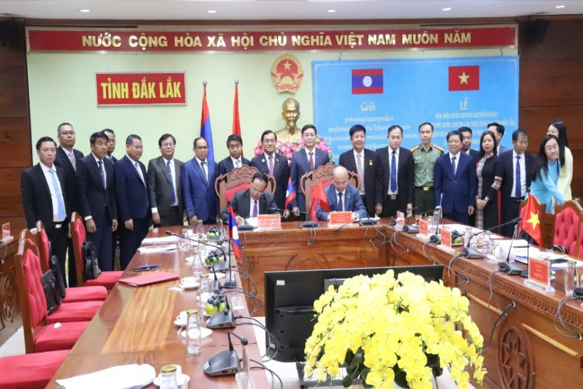 Lãnh đạo hai tỉnh Đắk Lắk và Sekong chứng kiến ký kết Bản ghi nhớ hợp tác giai đoạn 2025-2030. img-9800-3904.jpg