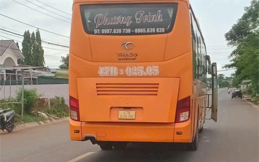 Chiếc xe khách va chạm với xe máy.