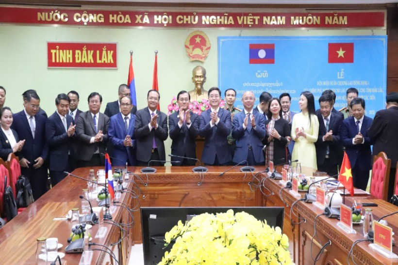 Đoàn đại biểu hai tỉnh Đắk Lắk và Sekong tham gia buổi lễ. img-9860-5331.jpg