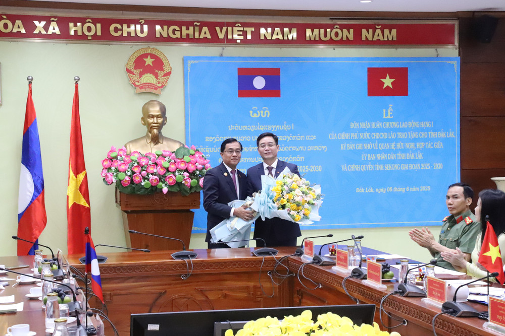 Đồng chí Leklai Sivilay, Ủy viên Trung ương Đảng Nhân dân cách mạng Lào, Bí thư, Tỉnh trưởng tỉnh Sekong tặng hoa chúc mừng tỉnh Đắk Lắk được Chính phủ Lào trao tặng Huân chương Lao động Hạng I. img-9754.jpg