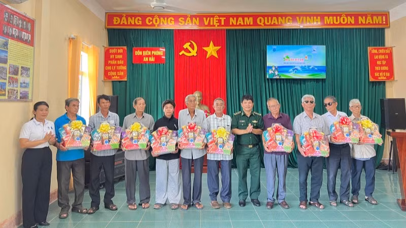 Đại diện Đồn Biên phòng An Hải và Nhà Văn hóa Sinh viên Thành phố Hồ Chí Minh trao quà tặng các gia đình chính sách.