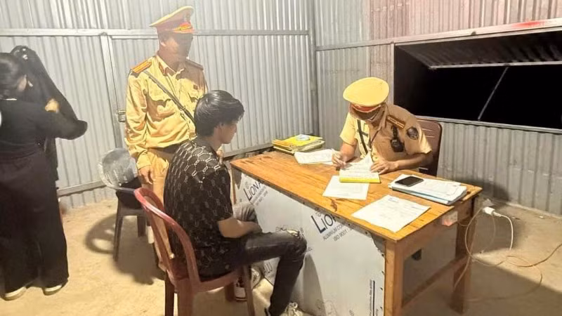 Việc kiểm tra, test nhanh ma túy được lực lượng Cảnh sát giao thông thực hiện thường xuyên, đột xuất, không báo trước đối với lái xe kinh doanh vận tải hàng hóa bằng container.