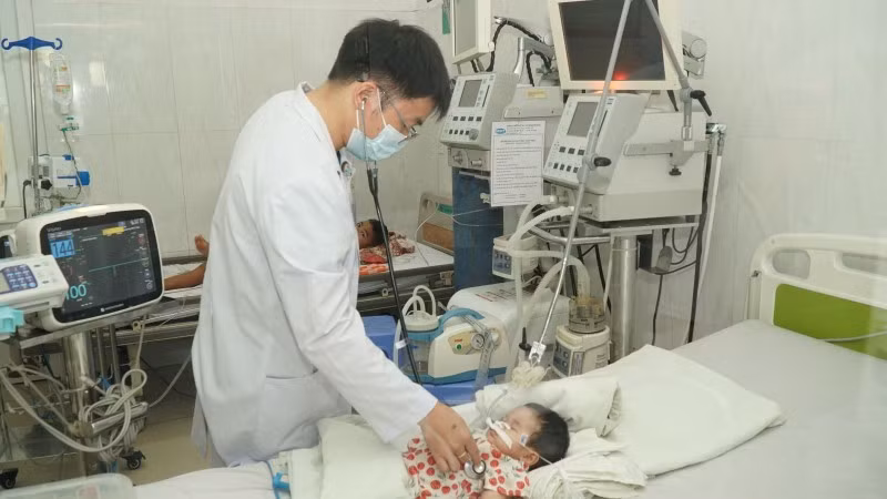 Bệnh nhi là H.T.T.A.N được chăm sóc sau khi gắp thành công đinh vít dài khoảng 4cm mắc trong đường thở. (Ảnh: QUANG NHẬT)