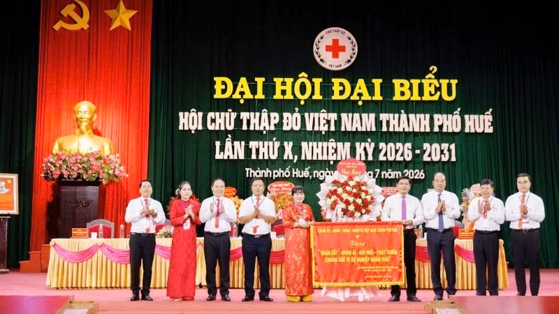 Thành ủy, Hội đồng nhân dân, Ủy ban nhân dân và Ủy ban Mặt trận Tổ quốc Việt Nam thành phố đã trao tặng Đại hội bức trướng mang dòng chữ: "Đoàn kết-Nhân ái-Đổi mới-Phát triển-Chung sức vì sự nghiệp nhân đạo".