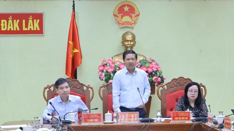 Bí thư Tỉnh ủy Đắk Lắk Lương Nguyễn Minh Triết phát biểu chỉ đạo tại cuộc họp đẩy nhanh công tác khắc phục, ổn định đời sống nhân dân sau bão số 13 do Ủy ban nhân dân tổ chức ngày 13/11.
