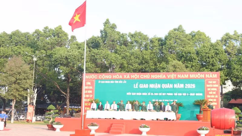 Các đại biểu thực hiện nghi thức chào cờ tại lễ giao nhận quân.