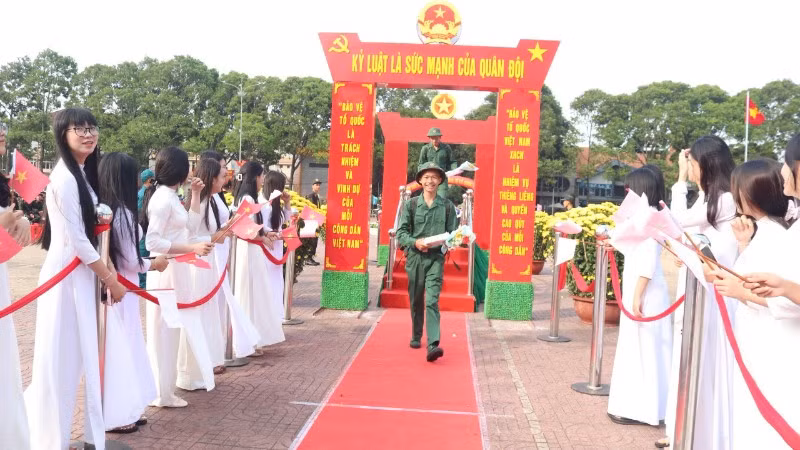 Thanh niên tỉnh Đắk Lắk hăng hái lên đường nhập ngũ.