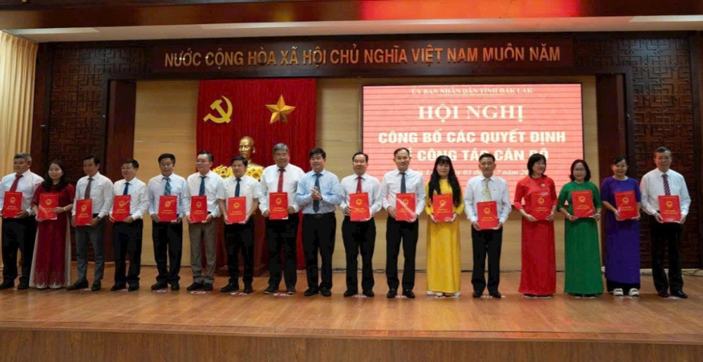 Phó Chủ tịch Ủy ban nhân dân tỉnh Đắk Lắk Nguyễn Thiên Văn trao quyết định của Ủy ban nhân dân bổ nhiệm Phó Giám đốc các sở, ngành, đơn vị của tỉnh. img-0677-5425.jpg