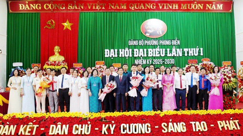 Lãnh đạo thành phố Huế tặng hoa chúc mừng Ban Chấp hành Đảng bộ phường Phong Điền lần thứ I, nhiệm kỳ 2025-2030, ra mắt nhận nhiệm vụ tại Đại hội. 5.jpg