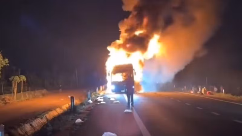 Hiện trường chiếc xe khách bị cháy.