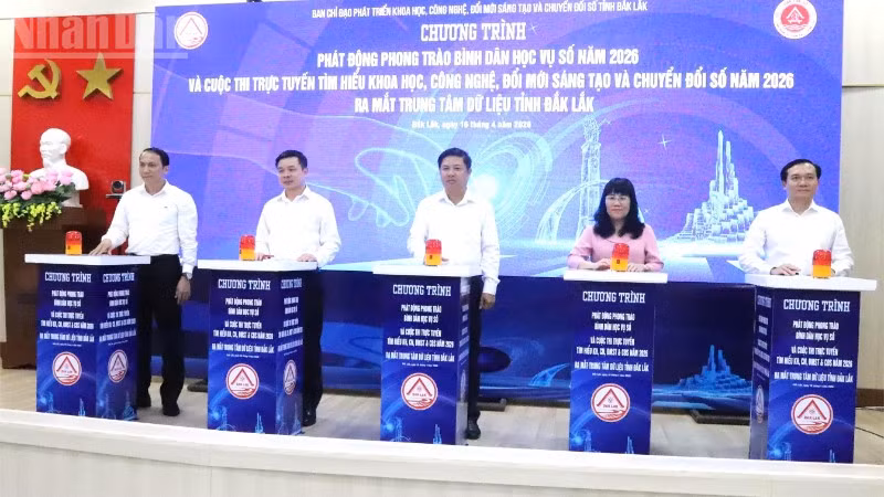 Các đồng chí Ban Chỉ đạo phát triển khoa học, công nghệ, đổi mới, sáng tạo và chuyển đổi số tỉnh Đắk Lắk nhấn nút ra mắt Trung tâm dữ liệu tỉnh Đắk Lắk. 